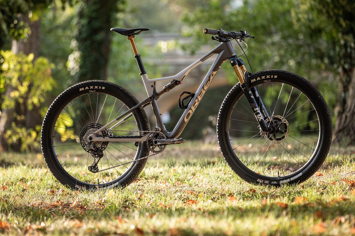 Orbea Oiz M30 — Carbon XC Full-Sus MTB (Carbon Raw / Halo Green)